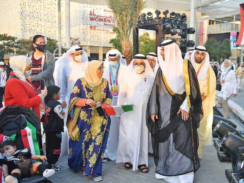 وزير الإعلام والثقافة د. حمد روح الدين خلال زيارته نادي الطموح في جناح الكويت