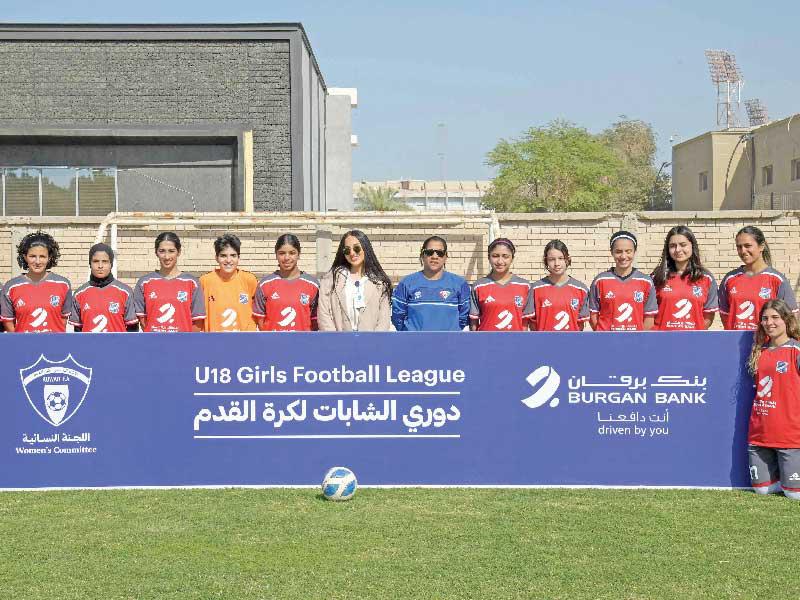 مسؤولة العلاقات العامة في البنك لينا البسام تتوسط فريق التضامنn