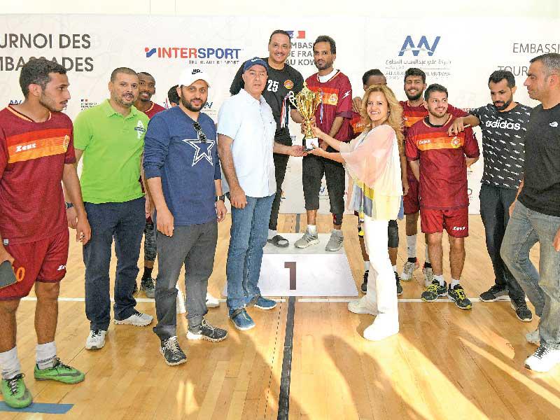 السفيرة الفرنسية تتوج فريق الجيش (تصوير نوفل إبراهيم)