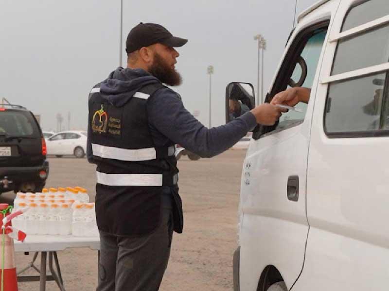 جانب من تسليم جميعة الهداية الخيرية الكوبونات الغذائية على الأسر المتعففة والمحتاجة