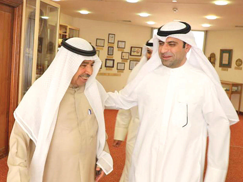 وزير الإعلام والبابطين خلال الزيارة اليوم