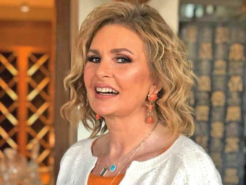 الفنانة يسرا