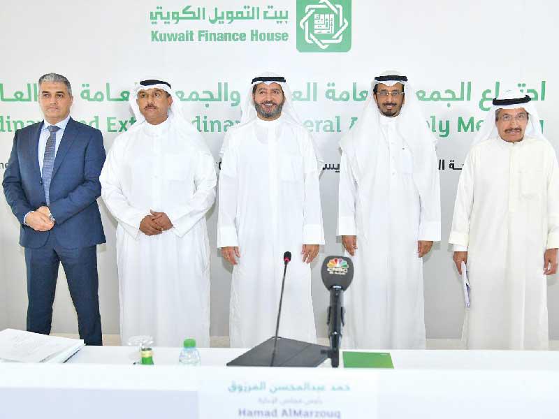  رئيس مجلس الإدارة حمد عبدالمحسن المرزوق و الرئيس التنفيذي للمجموعة بالتكليف، عبدالوهاب الرشود وشاوي زهران مع مراقب الحسابات وعضو الهيئة الشرعية