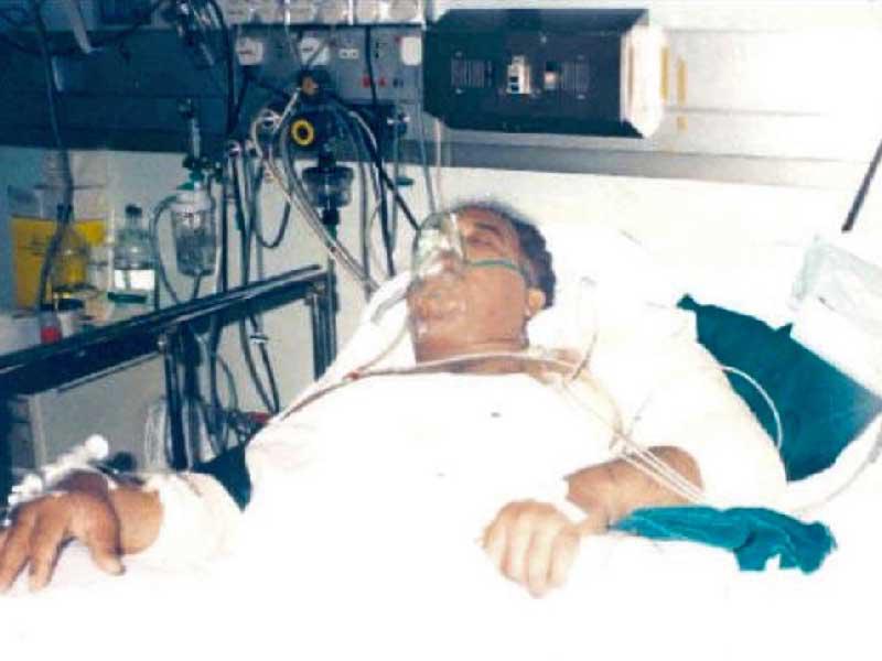 صورة التقطها الزميل عبدالوهاب العوضي بكاميرا مصور «القبس» عندما تعرض النيباري لمحاولة اغتيالn