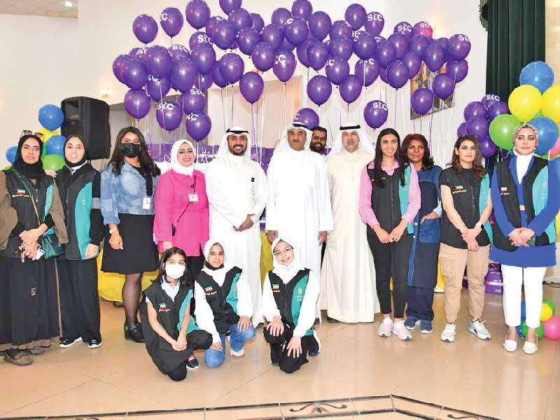 فريق العلاقات العامة في stc مع مسؤولي الجمعية الكويتية للأسر المتعففة