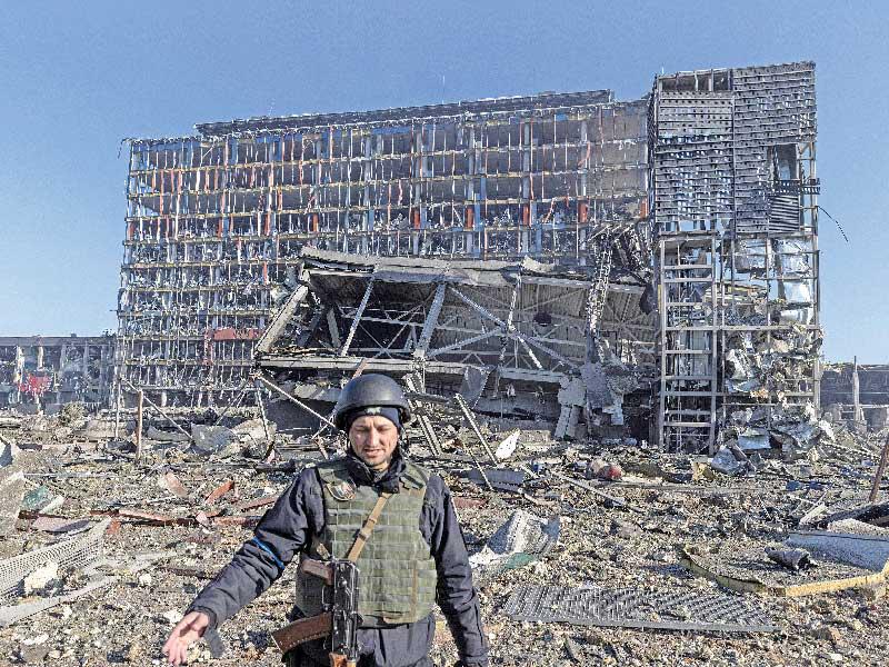 أوكراني قرب عمارة متضرّرة بفعل القصف الروسي في كييف أمس (رويترز)