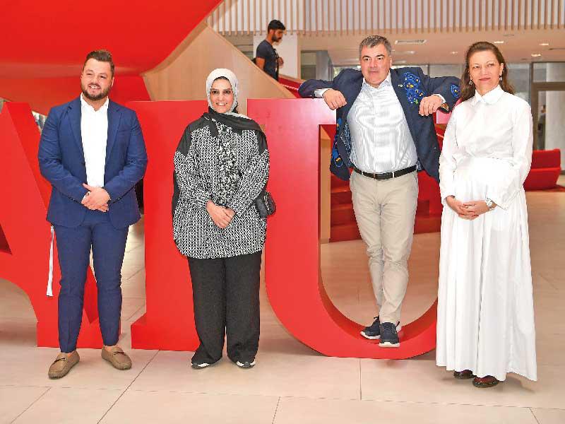 أريج الغانم وبجانبها العالم الفيزيائي نوفوسيلوف والفنانة دودي