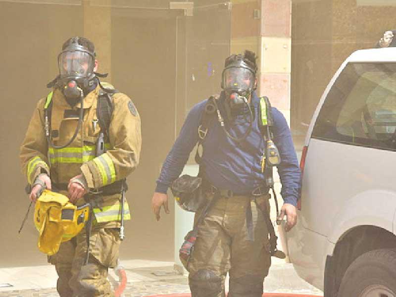 رجلا إطفاء في موقع الحادث