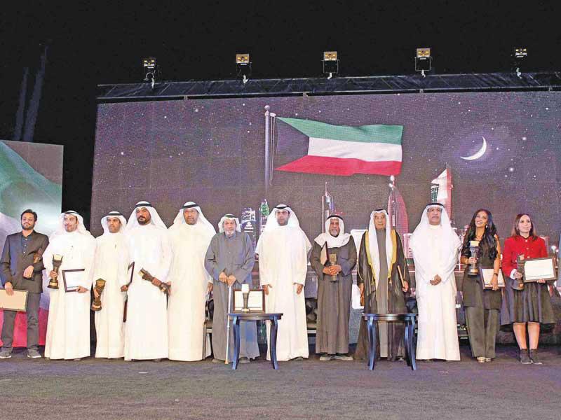 وزير الإعلام مع المكرمين