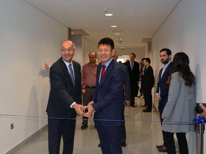  البقاعين وشونلي وانغ خلال افتتاح المختبر