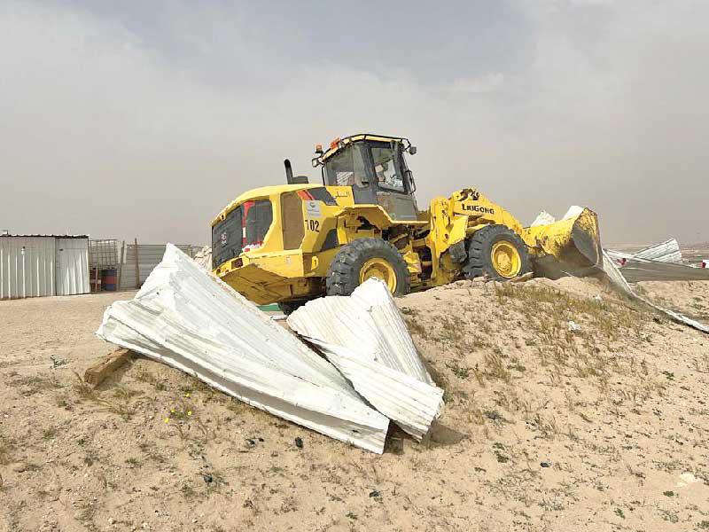 جانب من حملة إزالة المخيمات في الجهراء 