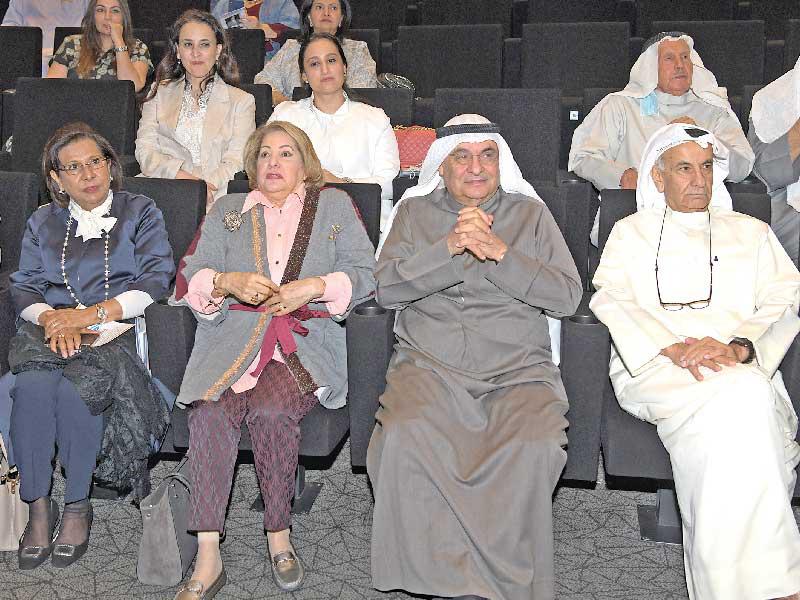 محمد الصقر مع وليد النصف وليلى العثمان وموضي الحمود