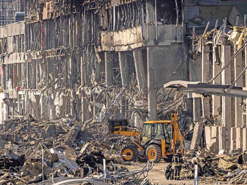 مجمع تجاري دمر بقصف روسي على كييف (أ ف ب) 