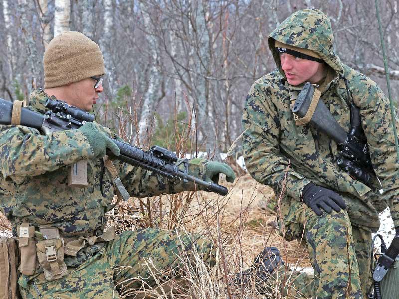 جنديان بمشاة البحرية الأميركية في مناورة «الاستجابة الباردة 2022» بالنرويج اليوم(رويترز)