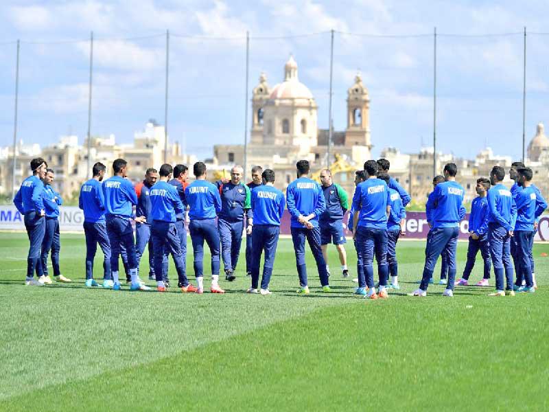 لافيكا مع اللاعبين خلال تدريب أمس