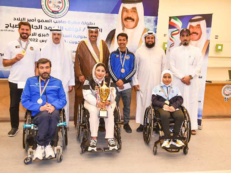 الرماة الفائزون مع مسؤولي نادي الرماية 