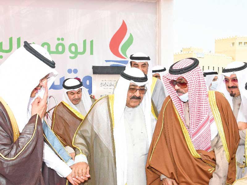 الأمير وولي العهد وإلى جانبهما وزير النفط السعوديn