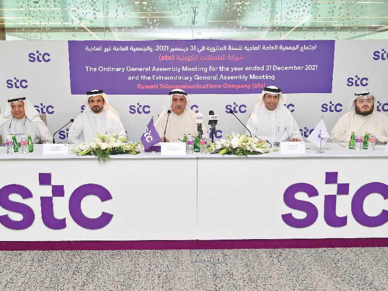  رئيس مجلس إدارة الشركة، د. محمود عبدالرحمن و الرئيس التنفيذي للشركة المهندس مزيد الحربي خلال «العمومية» 