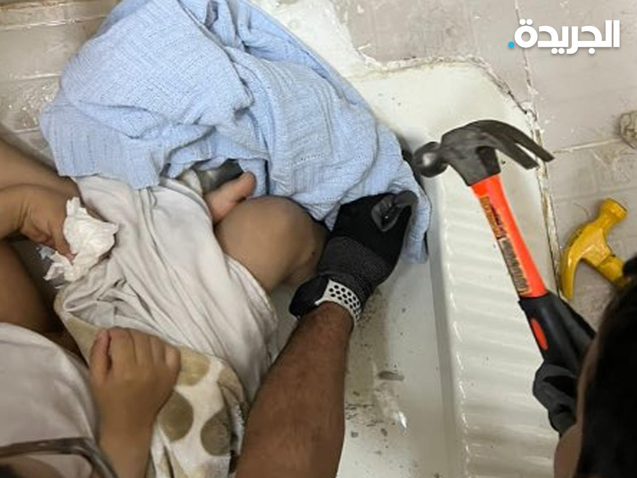 تحرير طفل انحشرت قدمه في دورة مياه بالمنقف