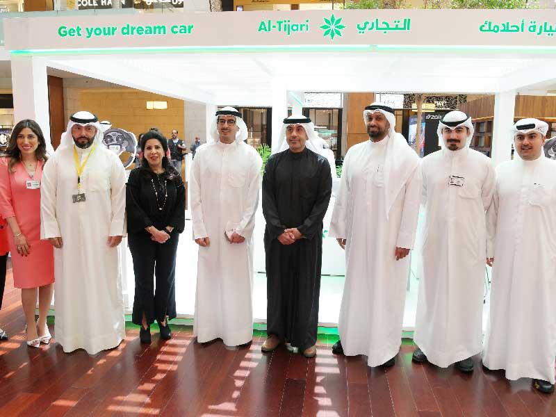  وزير الأشغال وزير الكهرباء والماء والطاقة المتجددة علي الموسى و رئيس مجلس إدارة اتحاد مصارف الكويت رئيس مجلس إدارة البنك التجاري الشيخ أحمد الدعيج مع الإدارة التنفيذية وموظفي البنك 