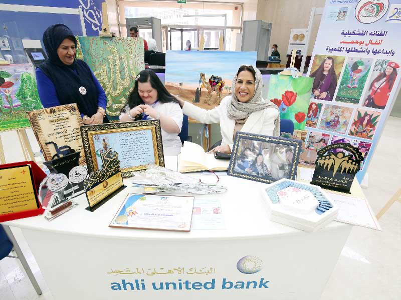 الرئيسة التنفيذية بالبنك جهاد الحميضي مع الفنانة أنفال بوحمد ووالدتها في القاعة المصرفية بالبنك