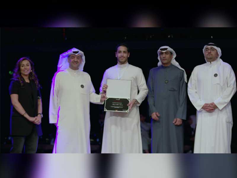  الرئيس التنفيذي للعلاقات والاتصالات بشركة زين الكويت وليد الخشتي وأعضاء لجنة التحكيم مع أحد الفائزين