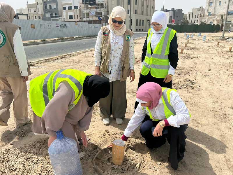 إدارة البيئة بالبلدية خلال مشاركتها في يوم المياه 