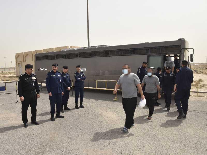 مفرج عنهم يغادرون السجن أمس