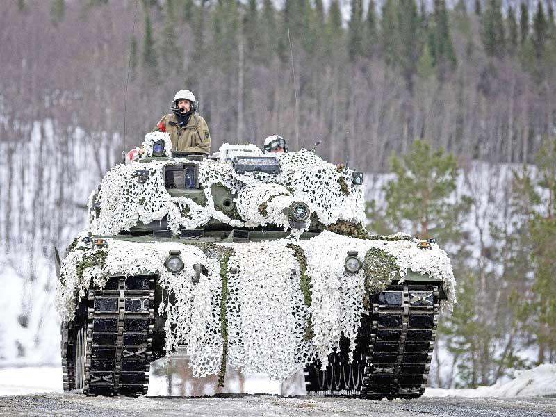 جنود نرويجيون خلال مناورات «الرد البارد 22» بين دول «الناتو» ودول صديقة للحلف شمال النرويج          (أ ف ب) 