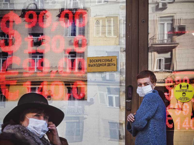 الروس يصطفون في طوابير طويلة أمام المحلات للحصول على السكر والسلع الأساسية الأخرى