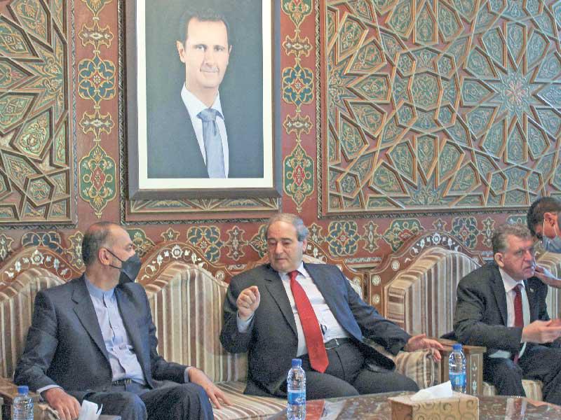  وزير الخارجية السوري فيصل المقداد متحدثا إلى وزير الخارجية الإيراني عبداللهيان خلال استقباله في دمشق أمس (رويترز)