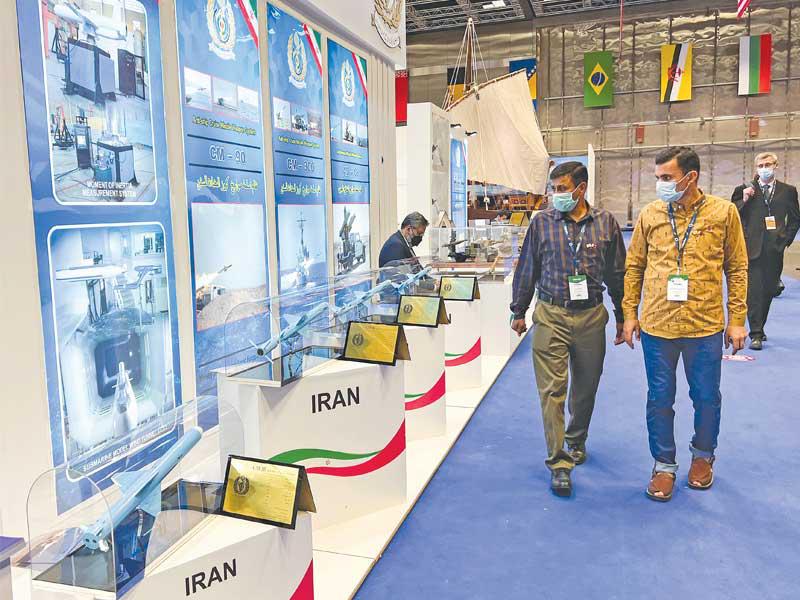 نماذج من صواريخ وأسلحة إيرانية في معرض «ديمديكس» بالدوحة أمس (رويترز)n