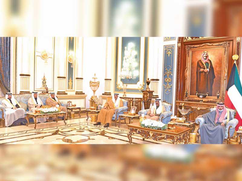 الأمير وولي العهد خلال استقبال الخالد والوزراء الثلاثة لأداء اليمين الدستورية اليوم