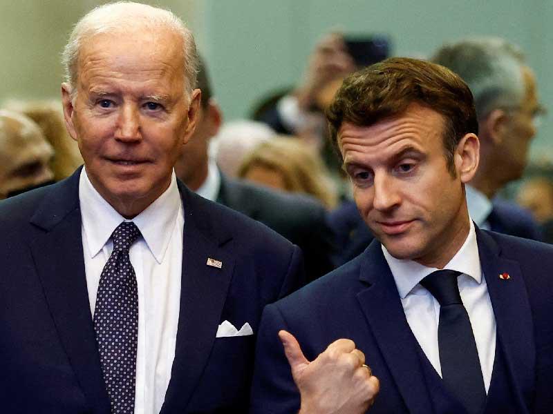 ماكرون وبايدن في بروكسل أمس     (رويترز)