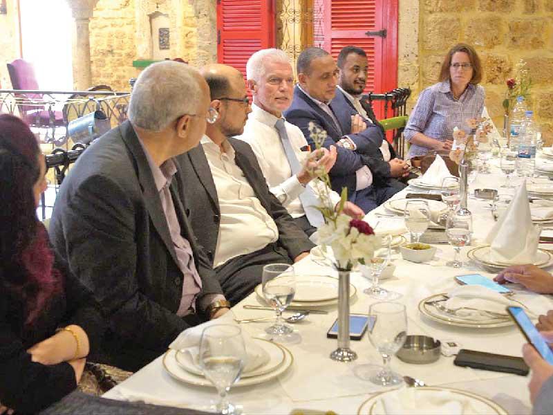 السفير الألماني مع الصحافيين