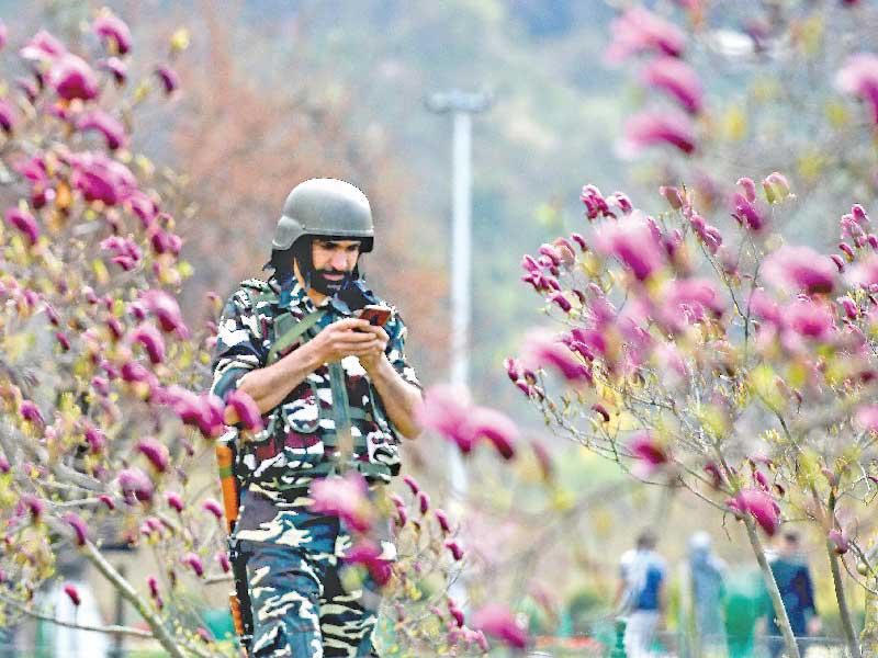 جندي هندي غير نظامي في كشمير أمس (أ  ف ب)  