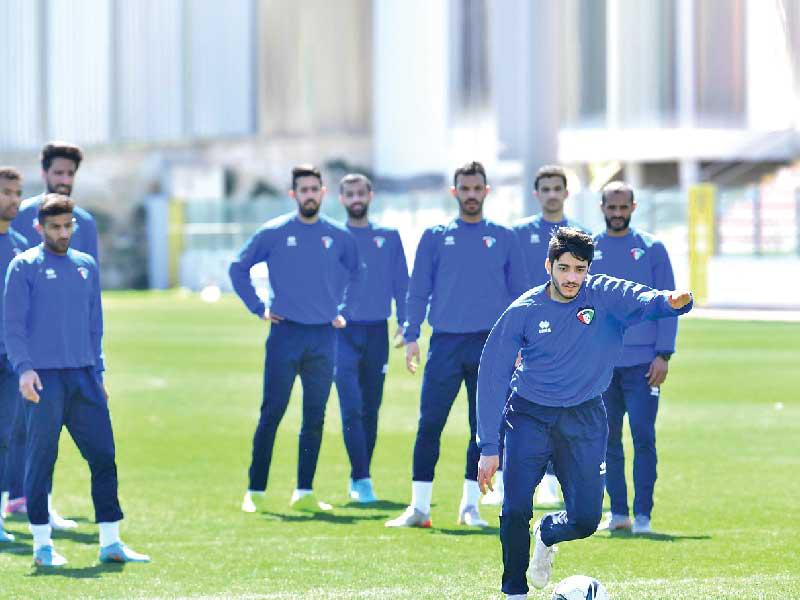 لاعبو الأزرق خلال التدريب