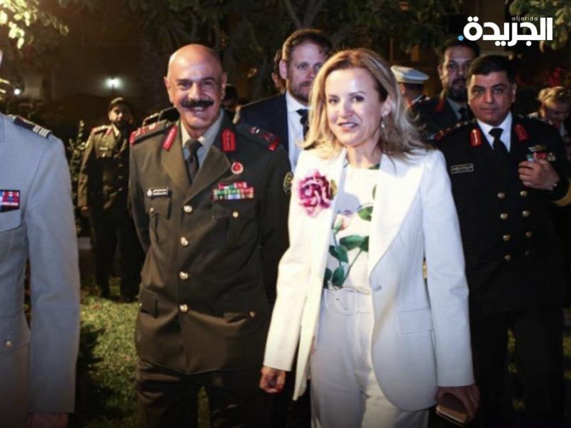 آمر القوة البرية مع السفيرة الفرنسية