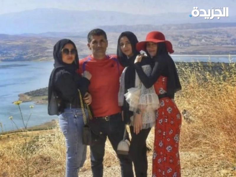 الفتيات الثلاث مع والدهم