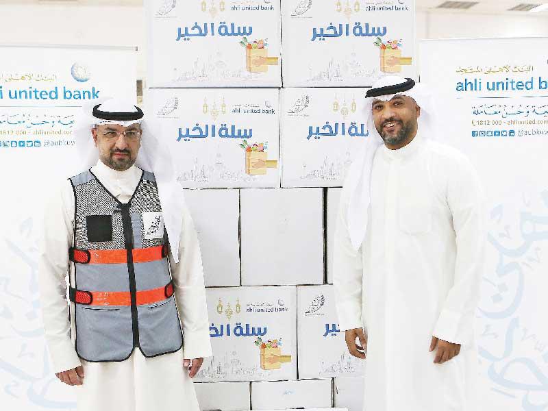 النجدي مع الكندري يستعدان لتوزيع سلال الماجلة