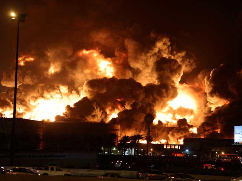 أدخنة تتصاعد من خزانات شركة «أرامكو» بعد تضررها جراء الاعتداءات الحوثية في جدة أمس (أ ف ب)