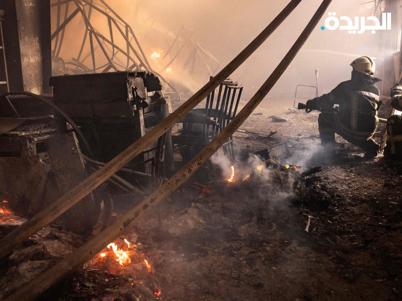 رجال الإطفاء يكافحون حريقاً في مستودع بضواحي كييف