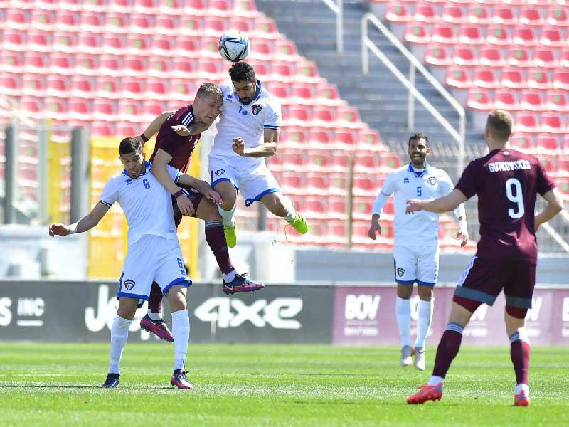 منتخب الكويت مع لاتفيا أول أمس