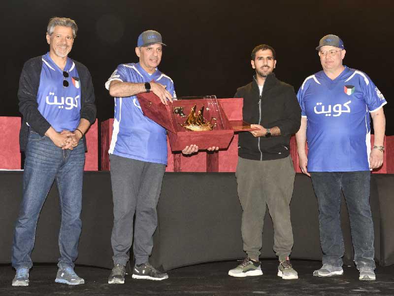 الأيوب يقدم درعاً تذكارية للشيخ فهد الناصر