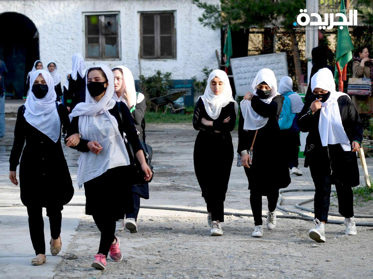 طالبات أفغانيات في طريقهن إلى المدرسة