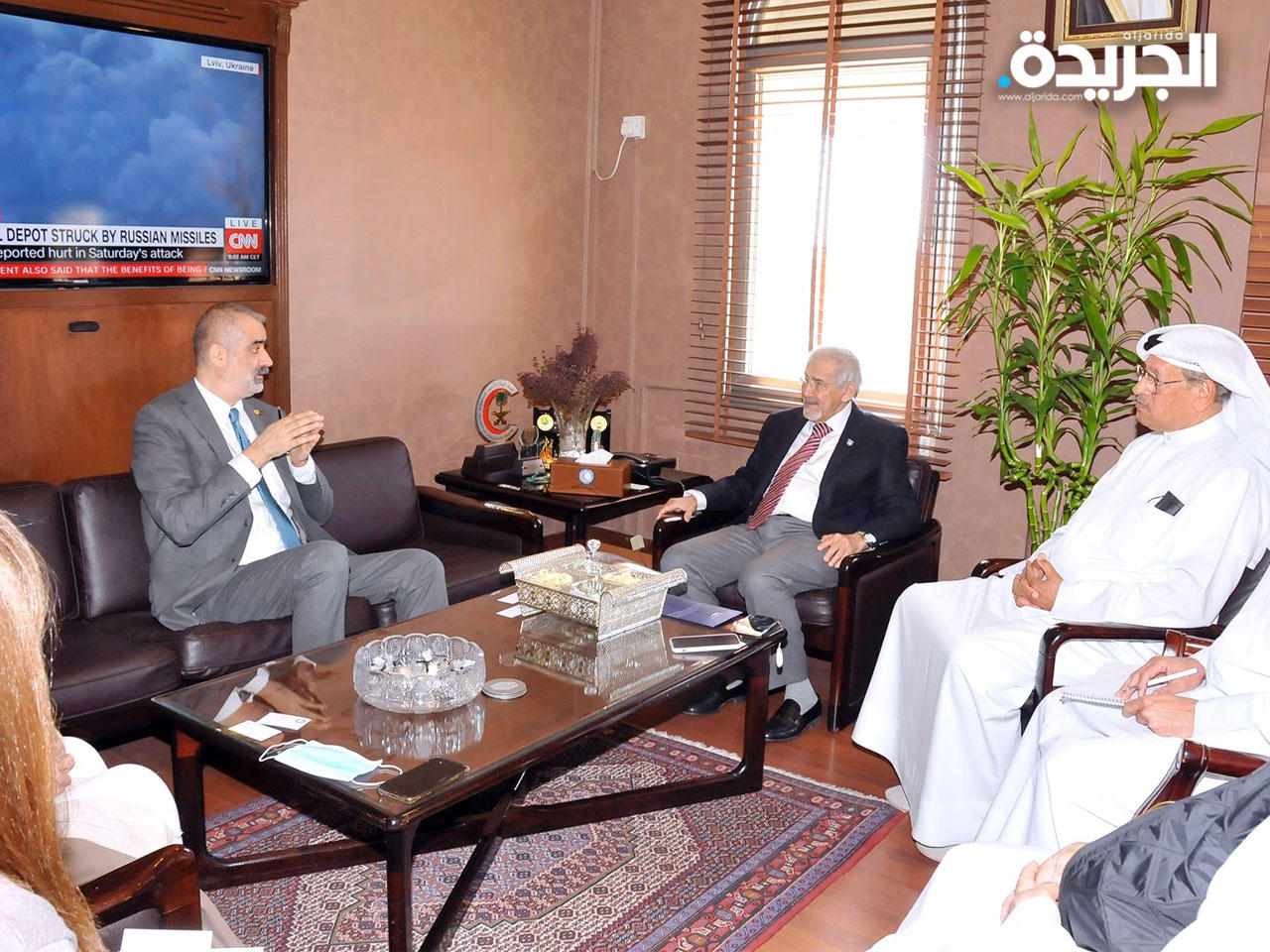 السفير الروماني خلال مباحثاته مع رئيس مجلس إدارة جمعية الهلال الأحمر الكويتي