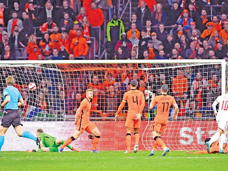 إريكسن نجم الدنمارك يسجل هدفه