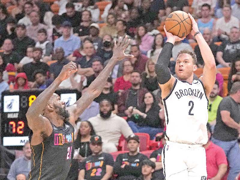 غريفن نجم بروكلين يسدد من امام ديدمون نجم ميامي