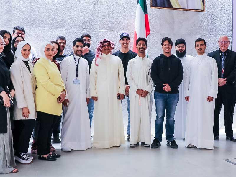 السفير النصافي متوسطاً طلبة الجامعة الأميركية الدولية