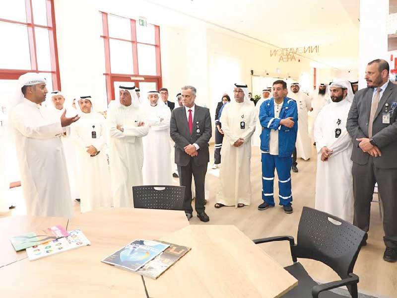 مسؤولو «نفط» الكويت يستمعون إلى شرح في أحد أجنحة المركز